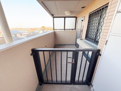 入口にはしっかりとした柵が設けられておりプライバシーにも配慮されています。床面もフラットでお手入れがしやすい印象です。戸建のような感覚でお使いいただけます。