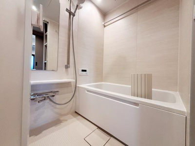明るく清潔感のある浴室です。浴槽と洗い場が広めに設計されています。シャワーや給湯設備も整っています。収納や棚も使いやすい配置になっています。お手入れしやすい内装が特徴です。