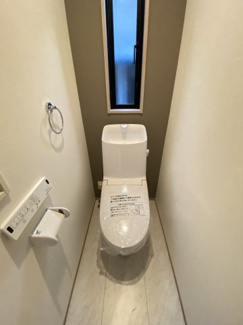 家族みんなにやさしい、明るく清潔なトイレスペースです。タオルリング・温水洗浄便座機能付きです。