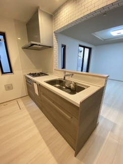 使いやすさとデザイン性を両立したこだわりキッチン。料理がもっと好きになる、心地よいキッチン時間を。