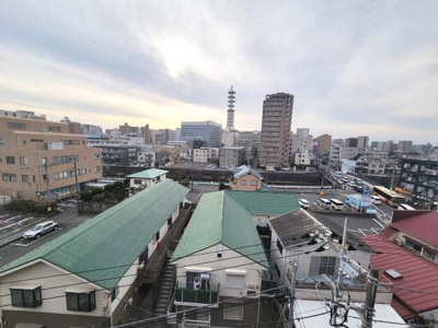 現地からの眺望が広がり周囲の建物や街並みをしっかりとご覧いただけます。高い位置からの撮影で開放感のある空間が感じられます。遠くまで見渡せる景色が特徴的です。
