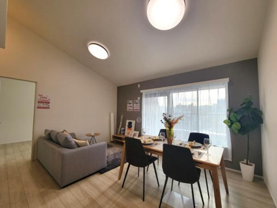 明るいタイル張りのエントランスが迎えてくれます。木目調のドアが印象的で清潔感のある空間です。ガラス面から自然光が差し込み心地よい明るさを感じられます。照明やグリーンの演出がアクセントになっています。