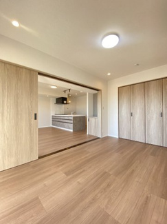 約16帖のリビングは仕切り扉を開放すると約7帖の洋室と繋がり、より広々とした空間に！