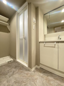 明るい色調で仕上げられた洗面所。収納スペースが充実しており、日々の身支度もスムーズに♪
タオルや日用品をスッキリ収納できる空間で、洗面空間を常にキレイな状態を保てます。