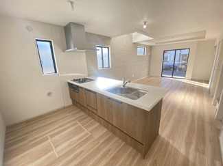 吹き抜け天井から明るい光が差し込むLDKは18.5帖ございます。