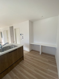 キッチン横にスタディーカウンターを搭載しております。お子様のお勉強スペースとしても、リビングワークスペースとしてもご活用いただけます。