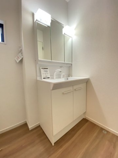 家族みんなが使いやすい、清潔感あふれる洗面台。忙しい朝をサッと支える便利な洗面設計です。