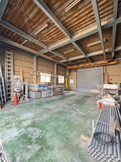 重量物・大型商品の取り扱いに力を発揮する天井クレーン付き倉庫。フォークリフトでは難しい荷役も少人数で安全に行え、省力化と効率化を同時に実現できます。