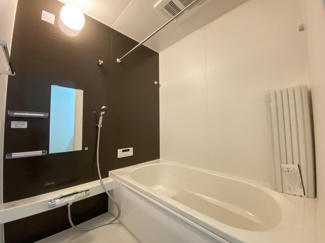 ゆったりとくつろげる、広々としたバスルームです。
清潔感あふれるデザインで快適なバスタイムをお過ごしいただけます。