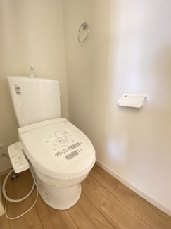 清潔感あふれるトイレです。毎日使う場所だからこそ安心感と快適さにこだわった、家族みんなが利用しやすい設計です。