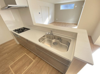 家族やゲストとの会話を楽しみながら料理ができる対面キッチン。調理中もお子様の様子が見渡せるので安心♪