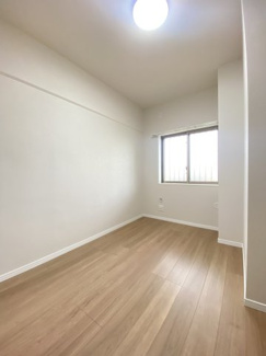 約4帖の洋室。書斎や子供部屋としても幅広くご使用できます。