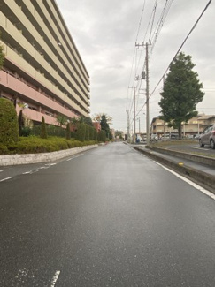 風通しの良い前面道路に位置した穏やかなマンションです。