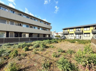 建物に囲まれた開放的な敷地です。周囲には日差しが差し込み明るい雰囲気となっています。両側には現代的な集合住宅が並んでいます。敷地内は整った地面が広がっています。