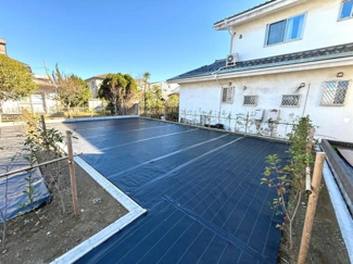 南側に面した現地土地写真なので陽当たりがしっかりと確保されています。整地された土地で次のプランニングがしやすい状態です。周辺は住宅が立ち並び落ち着いた雰囲気が広がっています。