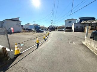 前面道路はゆとりのある幅員で車の出入りがしやすい印象です。周辺には住宅が並び落ち着いた雰囲気が感じられます。全体的に明るく見通しの良い現地写真です。