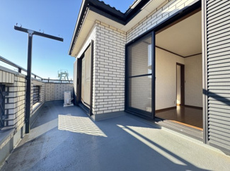 陽当たり良好のワイドバルコニー。
広々と開放感があり、洗濯物はもちろん、ガーデニングやイスを置いてくつろぐスペースとしても活躍します。