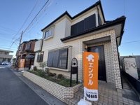 穏やかな住宅街に位置する、ご家族の暮らしやすさに配慮された住宅です。
駅まで徒歩15分の立地で通勤・通学もスムーズ。
利便性に優れながら、静かな住環境も兼ね備えた暮らしやすい住まいです。
