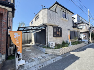 穏やかな住宅街に位置する、ご家族の暮らしやすさに配慮された住宅です。
駅まで徒歩15分の立地で通勤・通学もスムーズ。
利便性に優れながら、静かな住環境も兼ね備えた暮らしやすい住まいです。
