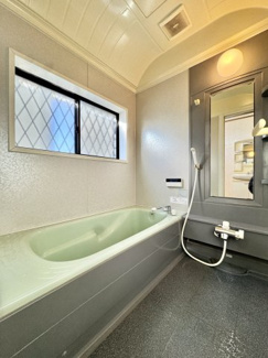 窓付きで換気しやすい浴室。ゆったりとした浴槽で、一日の疲れをしっかり癒せます。