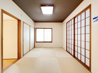 和室の落ち着いた雰囲気が特徴的です。障子から優しく光が入り空間が明るく感じられます。シンプルで使いやすい間取りが魅力です。収納スペースも備わっており便利です。天井の色合いもアクセントになっています。