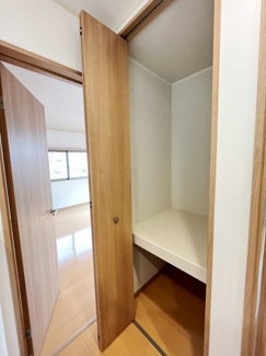 扉付きの収納スペースが備わっており室内をすっきりと保つことができます。奥行きがあるので様々な物の整理にも対応可能です。木目調のドアは周囲のインテリアと自然に調和します。