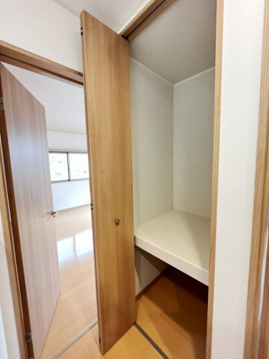 扉付きの収納スペースが備わっており室内をすっきりと保つことができます。奥行きがあるので様々な物の整理にも対応可能です。木目調のドアは周囲のインテリアと自然に調和します。