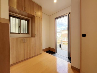 明るい玄関スペースが広がり収納力のあるシューズボックスが設置されています。窓から自然光が差し込み開放感があります。シンプルな内装がどんなインテリアにも馴染みやすいです。