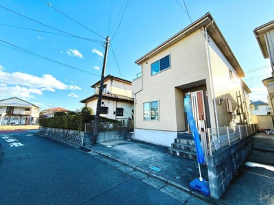 現地写真から明るい印象の外観が伝わります。前面道路は車の出し入れにも配慮しやすい幅員です。周囲の住宅も整然としており環境の雰囲気がわかります。角地に位置し見通しも良好です。