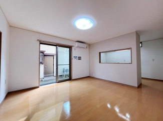 明るい光が差し込むリビングです。広々とした空間が嬉しいポイントです。窓が大きく換気や採光にも配慮されています。エアコンが備え付けられており季節を問わず快適に過ごせます。