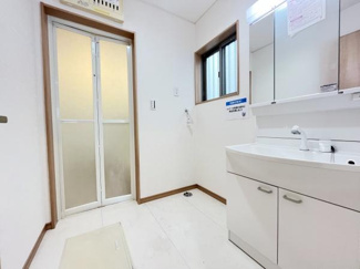 洗面台・洗面所は清潔感のある内装で広々とした空間が魅力です。大きな鏡が設置されており明るい雰囲気が広がります。収納も備わっているため使いやすさが感じられます。窓があるため通気性も良好です。