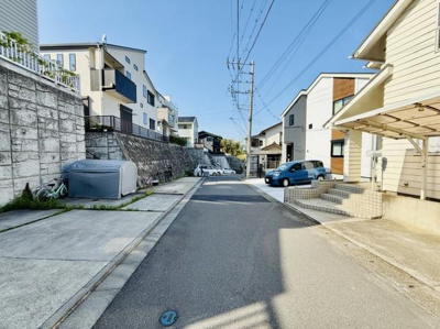 キッチンには浄水器が設置されています。お水を手軽に利用できるのが特長です。日常生活にも便利な設備です。使いやすさに配慮されています。