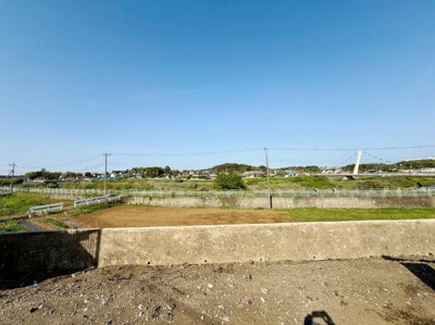 開放感のある更地が広がっています。周辺には住宅が立ち並び落ち着いた街並みが特徴です。道路にも接しており敷地の形も整っています。建築計画にも適した環境が整っています。