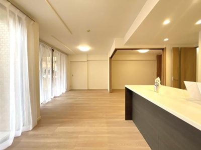 開放感のある大きな窓が特徴のリビングです。やさしい木目調のフローリングが空間を明るく演出しています。室内はすっきりとしたデザインでさまざまなインテリアが楽しめます。