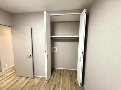 クローゼット扉が大きく開くため収納物の出し入れがスムーズに行えます。棚付きで整理整頓しやすい設計です。室内と統一感のあるシンプルなデザインが特徴です。