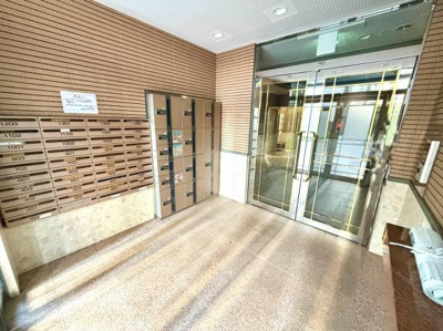 明るく清潔感のあるエントランスが印象的です。ガラス扉が開放感を演出しています。郵便ポストや宅配ボックスも設置されており便利な設備がそろっています。壁や床もシンプルで落ち着いたデザインです。