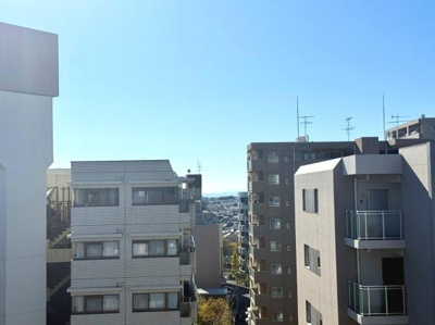 現地からの眺望は遠くまで見渡せる開放感が魅力です。高層階ならではの広がりある眺めが楽しめます。周囲の建物との程よい距離感もポイントです。天候によってさまざまな空の表情を感じられます。