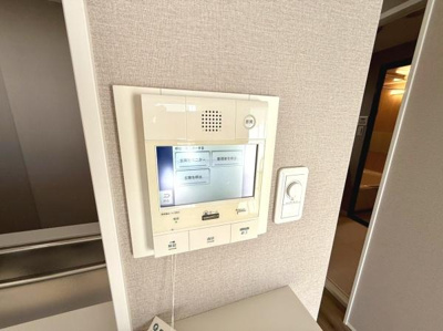 壁に設置されたインターホンパネルは画面表示が見やすく操作も簡単です。モニター付きで来訪者の確認も可能です。すぐそばにはスイッチも配置されています。隣接するスペースとの動線もスムーズです。