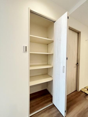シンプルなデザインの収納スペースです。棚が複数設けられており整理整頓に便利です。室内の一角に設置されているため使い勝手が良いです。使いやすい高さの棚が揃っています。