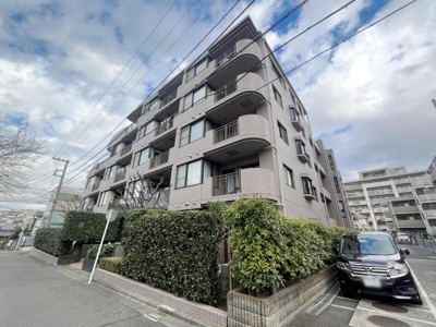 落ち着いた雰囲気の外観が魅力的です。バルコニー付きで開放感があります。周囲は植栽で彩られており四季の変化も楽しめます。角地に位置し通風や採光にも期待できます。