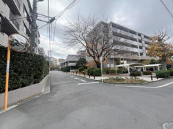 マンションが建ち並ぶ閑静な住宅街に位置しています。道路幅も広く歩道もしっかり整備されています。周囲には木々が植えられ季節の移ろいが感じられます。