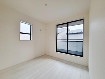 前面道路が広く車の出し入れもスムーズに行えます。周辺は整然とした街並みが広がっています。建築中の現地をしっかり確認できる環境です。日当たりも良好で開放感があります。