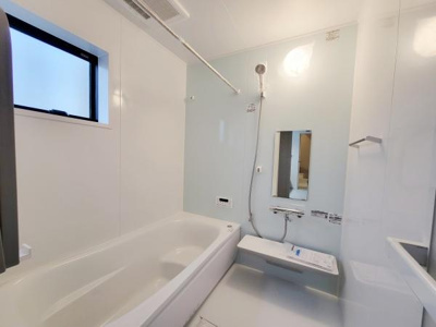 現地には基礎工事が進行中の様子がしっかりと確認できます。日当たりのよい立地で現場の進行状況もわかりやすいです。幅広い前面道路により車両の出入りがスムーズに行えます。