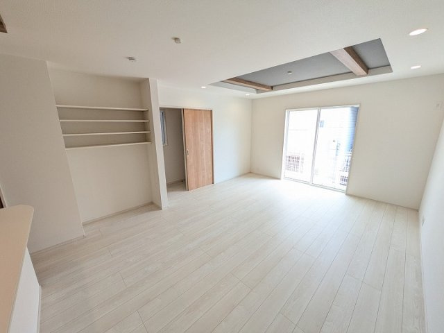 18帖の開放感と、暮らしを彩る洗練の折上天井。