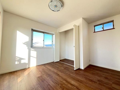 6帖洋室は陽当たりもよく西側には少しだけ富士山が見えます♪出窓があるため猫ちゃんの日向ぼっこにいかかでしょうか。