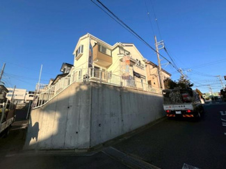 角地に位置するため開放感があります。前面道路が広く車の出入りもしやすい環境です。