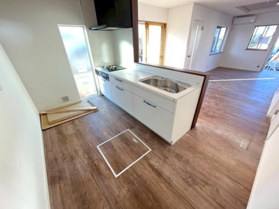 広々キッチンは窓があり光が入ります♪お利下げ天井は空間の演出をしてくれます♪