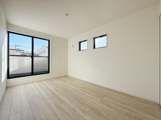 大きな窓から光が差し込む明るい洋室です。シンプルな内装でお好みに合わせたコーディネートが可能です。床材はナチュラルカラーで落ち着いた雰囲気となっています。二つの小窓も開放感を高めています。