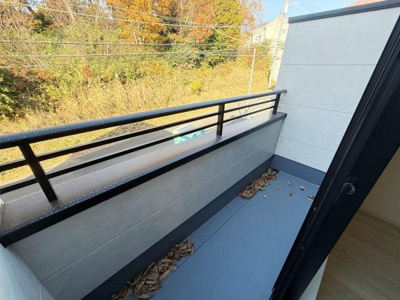 バルコニーからは木々の緑が広がる眺望が楽しめます。道路との距離が程よく周囲の自然を身近に感じられます。開放感のある現地からの眺望は日々の気分転換にも役立ちます。