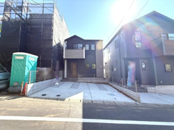 シンプルな外観デザインが魅力の戸建てです。車庫スペースもしっかり確保されています。日当たりが感じられる位置に建っています。建物周辺も整然としており清潔感があります。新しい暮らしを始めやすい環境です。